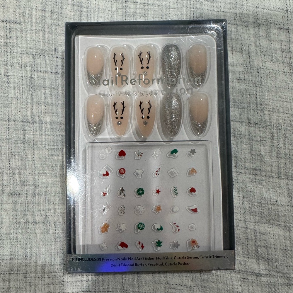 Reindeer and Glitter Press-On Nail Set
